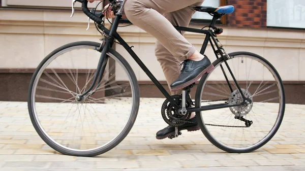 都会の通りでヴィンテージ自転車に乗っている若者のイメージを閉じる — ストック写真