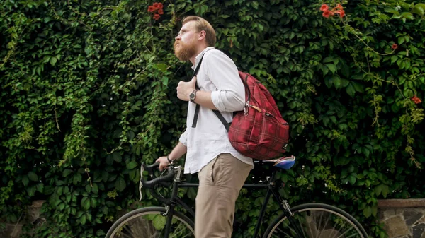 Portret brodatego hipstera spacerującego z zabytkowym rowerem w parku — Zdjęcie stockowe
