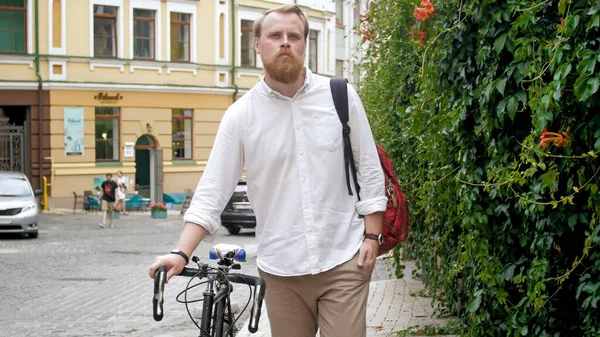 Retrato de hipster masculino elegante com bicicleta retro na rua da cidade — Fotografia de Stock