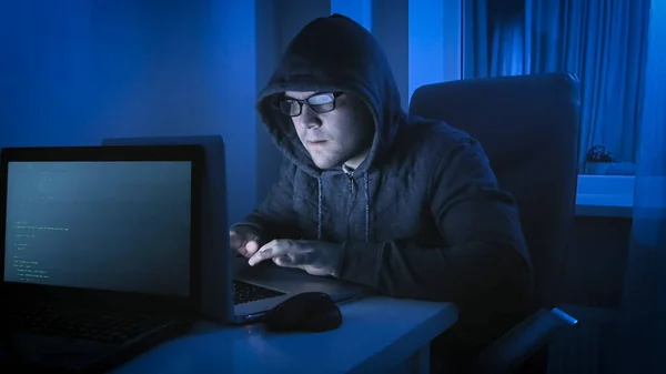 计算机黑客夜间在门闩上的犯罪编码病毒 — 图库照片