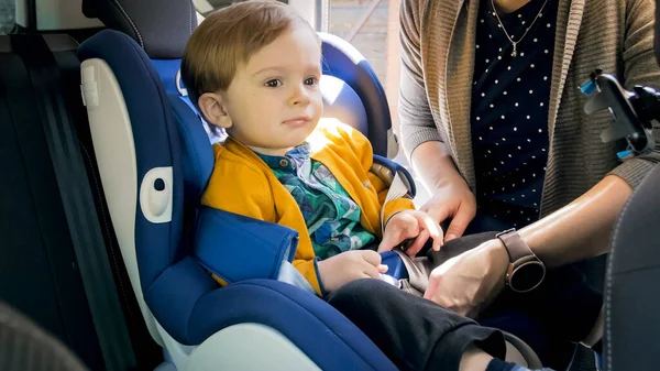 Retrato de bebé lindo sentado en el asiento de seguridad del coche — Foto de Stock