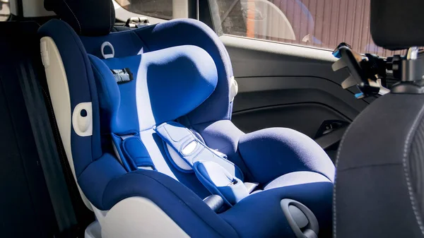 Assento de segurança azul vazio do carro do bebê no assento traseiro do carro no dia ensolarado brilhante — Fotografia de Stock