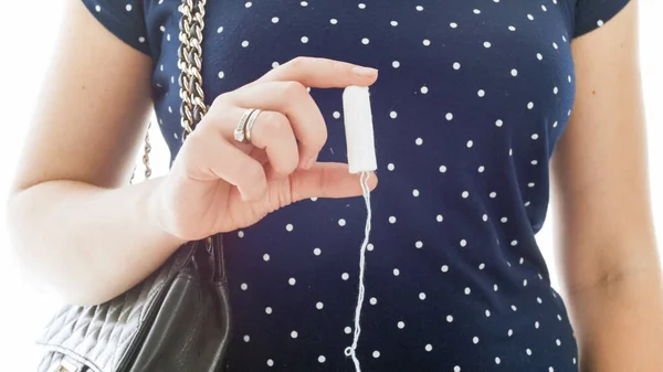 Image rapprochée d'une femme tenant des tampons hygiéniques menstruels. Concept de santé et d'hygiène féminines pendant les règles . — Photo