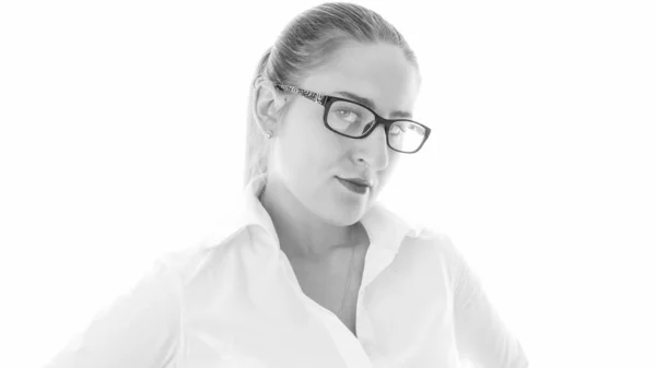 Potret terisolasi hitam dan putih dari wanita muda seksi dengan blus putih dan kacamata — Stok Foto