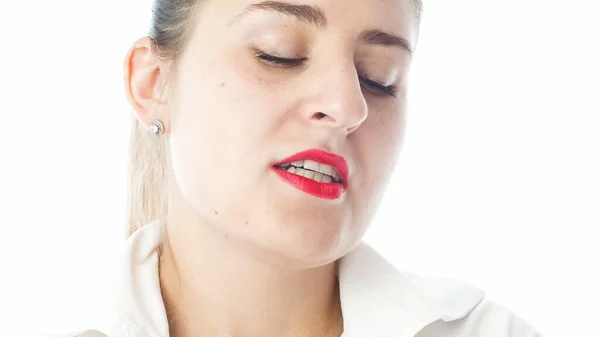 Portait di sexy giovane donna con rossetto rosso su sfondo bianco — Foto Stock