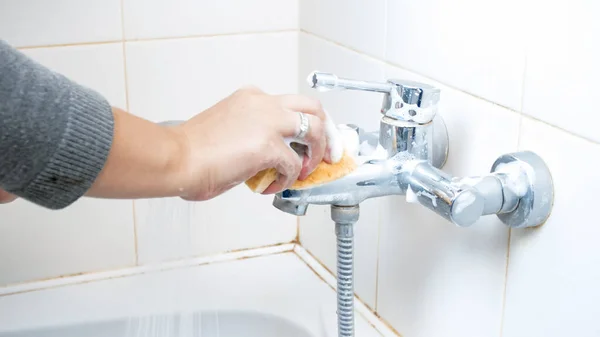 Robinet ou robinet d'eau de salle de bain pour femme Yougn avec éponge et mousse — Photo