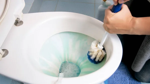Yougn dona de casa ou empregada limpeza banheiro com escova de vaso sanitário e detergente — Fotografia de Stock