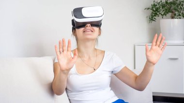 Evde 360 derecelik video seyreden kadın portresi