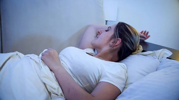 Retrato de jovem bela mulher dormindo na cama à noite — Fotografia de Stock