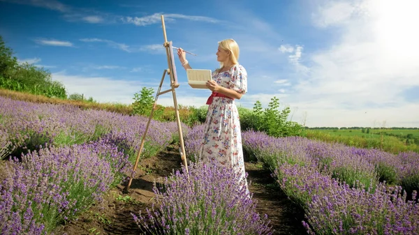 Mujer joven dibujo de un hermoso campo de lavanda en Provenza — Foto de Stock