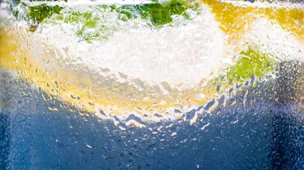 Μακρο εικόνα από ομιχλώδες κρύο ποτήρι με λεμονάδα πάγου λεμόνι — Φωτογραφία Αρχείου