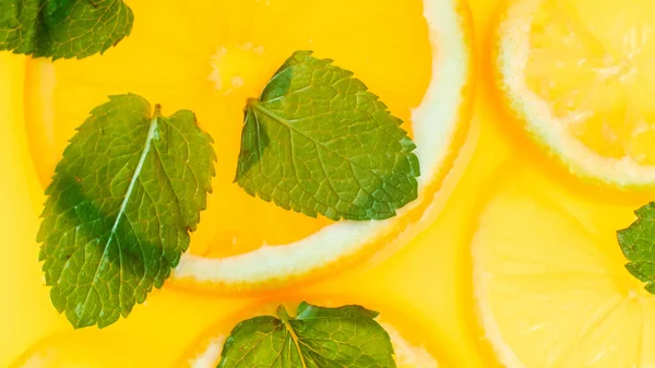 Horní pohled fotografie čerstvé pomerančové šťávy s plátky ovoce a mátovými listy — Stock fotografie