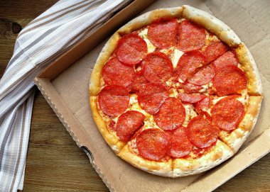 biberli pizza paket servisi olan restoran bir kutu içinde