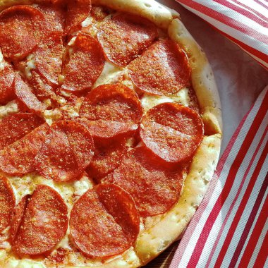 biberli pizza paket servisi olan restoran bir kutu içinde