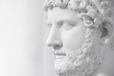 İmparator Hadrian'ın 76'da dünyaya geldi. O modern Seville yakınındaki Betica eyaletinde yer alan bir koloni Italika, doğdu. Adrian praetor Publius Elia Adrian Afra oğludur. Gelecekteki İmparator Hadrian'ın askeri kariyer açmadı. 