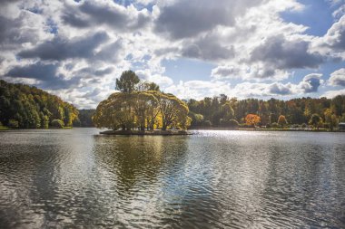 Fantastik altın yapraklar (olduğu gibi Elf Lorien) ve şaşırtıcı mavi gökyüzü (olduğu gibi Isaac Levitan resimleri) Tsaritsyn parkta Moskova'da sayesinde, fotoğraf çekimleri için ideal bir yerdir.