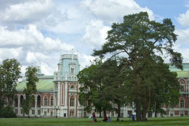 Moskova'nın güneyinde Tsaritsyno-Palace ve Park topluluğu; İmparatoriçe Catherine Ii tarafından 1776 yılında kuruldu