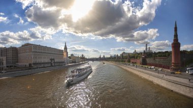 Moskova nehri başkentin su yoludur, önemli ulaşım yolu ve tatlı su ana kaynağıdır.