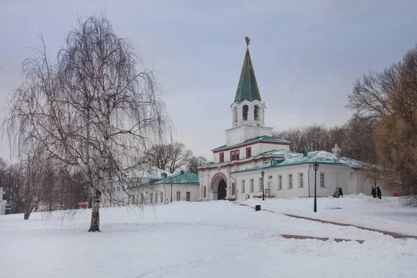 コロメンスコエは モスクワの中心部の南に位置する旧王室の邸宅 宮殿の村です — ストック写真
