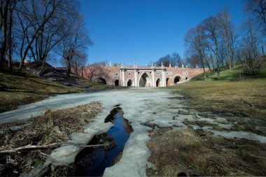 Tsaritsyno Parkı 'ndaki vadide büyük bir köprü.