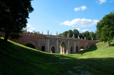 Tsaritsyno Parkı 'ndaki vadide büyük bir köprü.