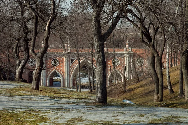 Tsaritsyno Parkı Ndaki Vadide Büyük Bir Köprü — Stok fotoğraf