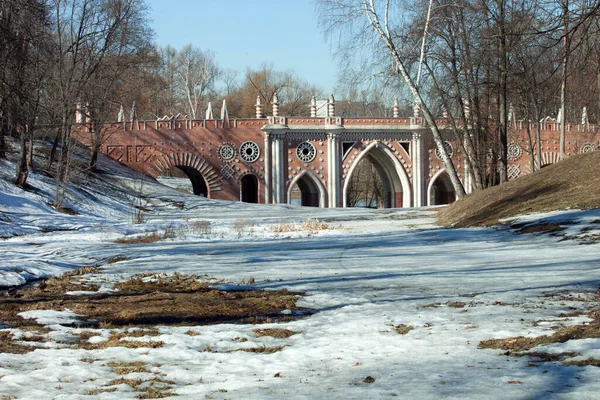 Tsaritsyno Parkı Ndaki Vadide Büyük Bir Köprü — Stok fotoğraf