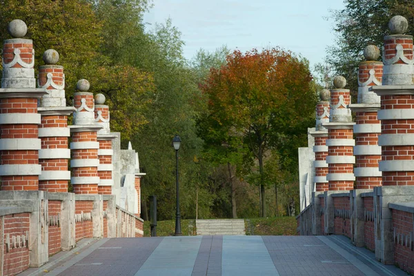 Stor Bro Över Ravinen Tsaritsyno Park Royaltyfria Stockbilder