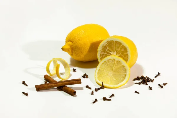 Citron Aux Épices Sur Fond Blanc — Photo