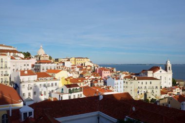 Alfama şehir, sol Manastırı os S. Vicente de Fora sağ Santo Estevao Kilisesi, Lizbon, Portekiz bulunur.