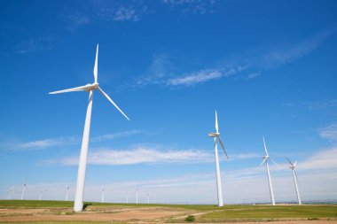 Elektrik üretimi için yel değirmenleri, Zaragoza bölgesi, aragon, İspanya.