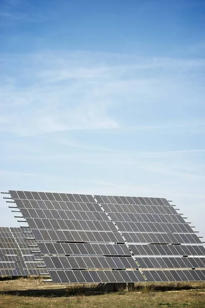 西班牙阿拉贡萨拉戈萨省可再生能源发电光伏面板 — 图库照片