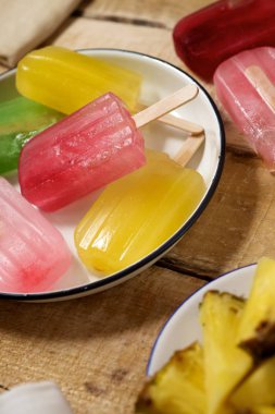 Ahşap bir masa üzerinde Popsicles.