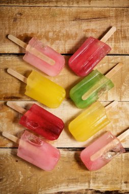 Ahşap bir masa üzerinde Popsicles.