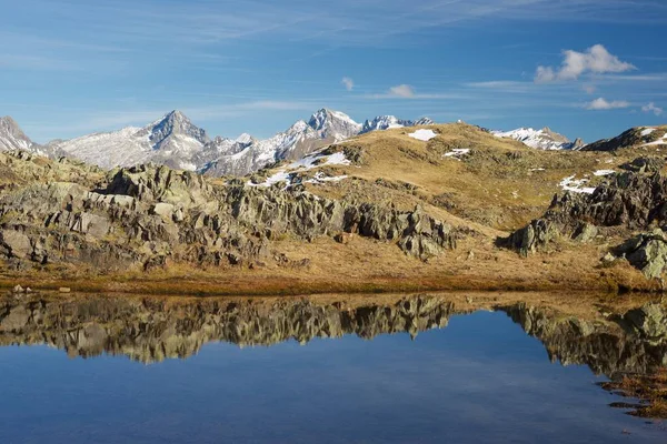 Midi Dossau Peak Odráží Jezeře Ossau Údolí Národního Parku Pyreneje — Stock fotografie