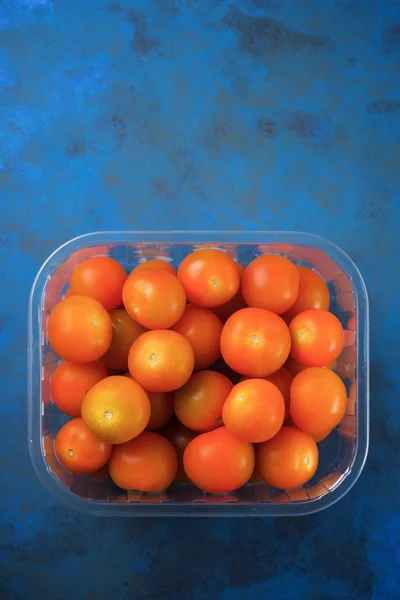 Tomates Uma Mesa Azul — Fotografia de Stock