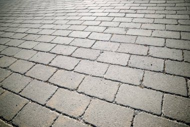 Taş döşeli bir caddenin zemininde.