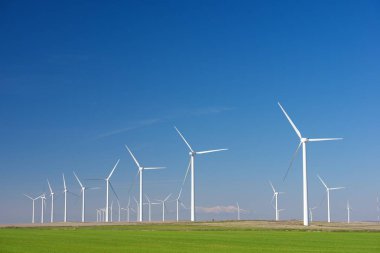 Elektrik üretimi için yel değirmenleri, Zaragoza bölgesi, aragon, İspanya