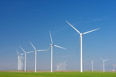 Elektrik üretimi için yel değirmenleri, Zaragoza bölgesi, aragon, İspanya