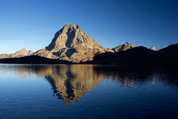 Pic Midi Dossau Reflète Dans Lac Gentau Vallée Ossau Parc — Photo