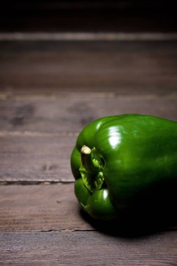 Ahşap bir masa üzerinde yeşil biber.