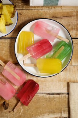 Ahşap bir masa üzerinde Popsicles.