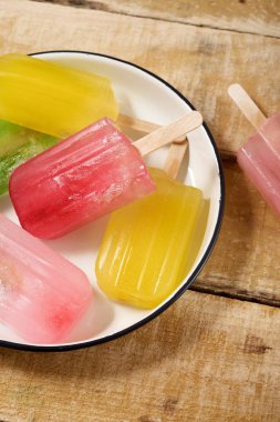 Ahşap bir masa üzerinde Popsicles.