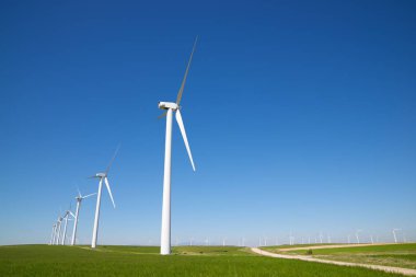 Elektrik üretimi için yel değirmenleri, Zaragoza bölgesi, aragon, İspanya.