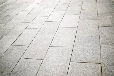 Taş döşeli bir caddenin zemininde.