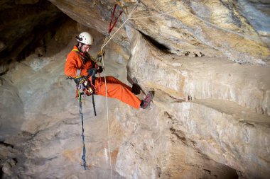 Bir mağarada ip manevralar gerçekleştirmek speleologist. İl Zaragoza, Aragon, İspanya.