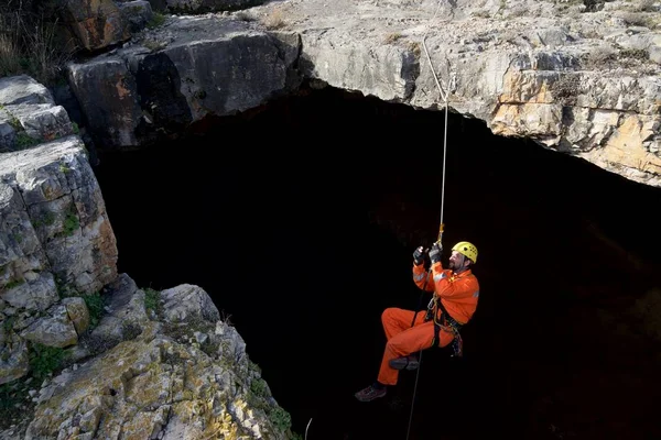 Σπηλαιολόγος Αύξουσα Από Ένα Σχοινί Επαρχία Σαραγόσα Αραγονία Ισπανία — Φωτογραφία Αρχείου