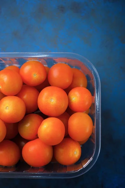 Tomates Uma Mesa Azul — Fotografia de Stock