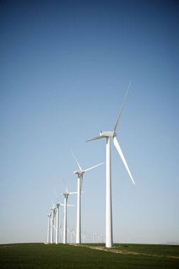 Elektrik üretimi için yel değirmenleri, Zaragoza bölgesi, aragon, İspanya.