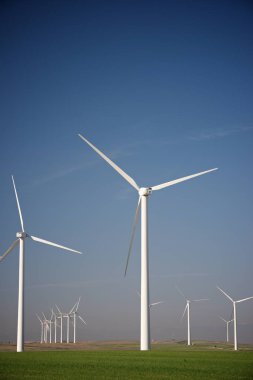 Elektrik üretimi için yel değirmenleri, Zaragoza bölgesi, aragon, İspanya